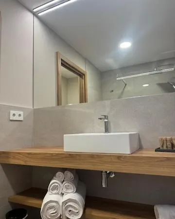 La 4*