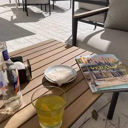 La מלון לוגו